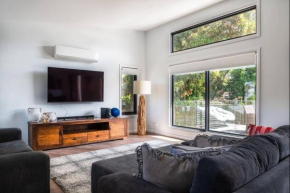 Flowering Gum House - Furry Friends Welcome